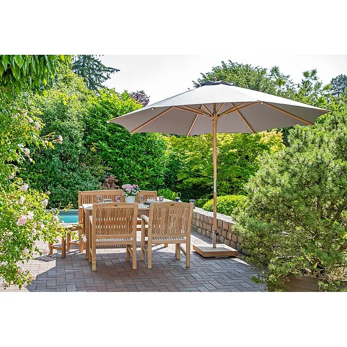 Kai Wiechmann Marktschirm Sunshine Style 300 cm Anthrazit - Grau|Anthrazit - Hölzernes Outdoor-Essgruppe mit grauem Sonnenschirm auf einer Steinpflasterterrasse.