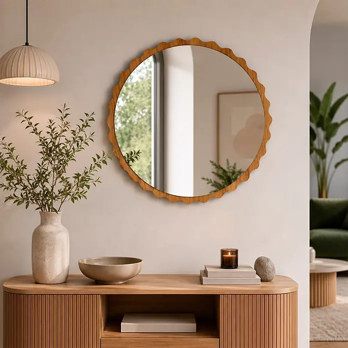Espejo de pared Orbital - Diámetro: 80 cm, Roble - Una sala de estar elegante con una mesa consola de madera estriada, decorada, y un espejo redondo con marco de madera ondulado.