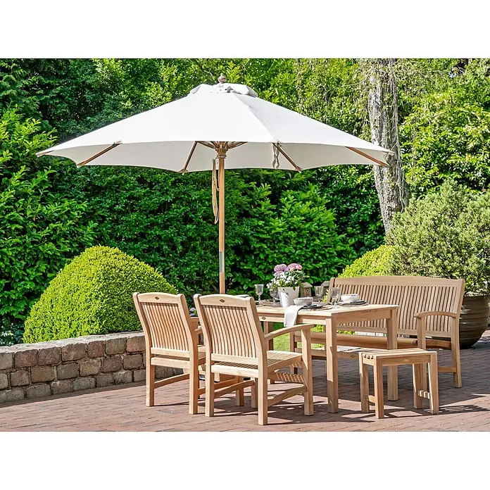 Kai Wiechmann Marktschirm Sunshine Style 300 cm Weiß - Weiß|Altweiß|Ecru|Natur|Beige|Creme - Teakholz-Gartensitzgruppe: Tisch, zwei Stühle, eine Bank und ein Hocker, alles unter einem weißen Sonnenschirm auf einer Terrasse.