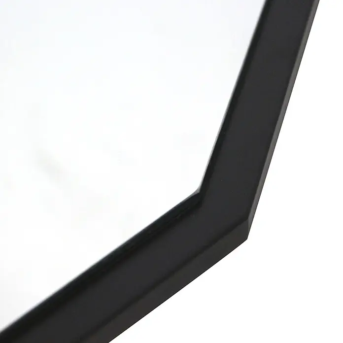 Espejo de pared Octans - Diámetro: 80 cm, Negro - Primer plano de un marco de espejo hexagonal negro.