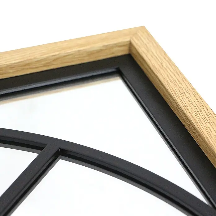 Espejo de pared Window - 50 x 70 cm, Negro/Roble - Primer plano de un marco de madera clara con celosías metálicas negras, formando un patrón geométrico decorativo.