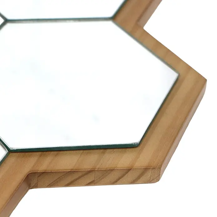 Espejo de pared Panal - 60 x 80 cm, Roble - Primer plano de un espejo hexagonal con marco de madera clara, mostrando su forma geométrica y veta natural de la madera.