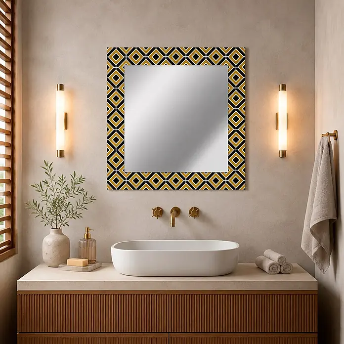 Espejo de pared Retro - 60 x 60 cm, Amarillo/Negro - Un espejo de baño rectangular con un atrevido marco geométrico negro y dorado, con un patrón de rombos repetitivo, colgado sobre un tocador.