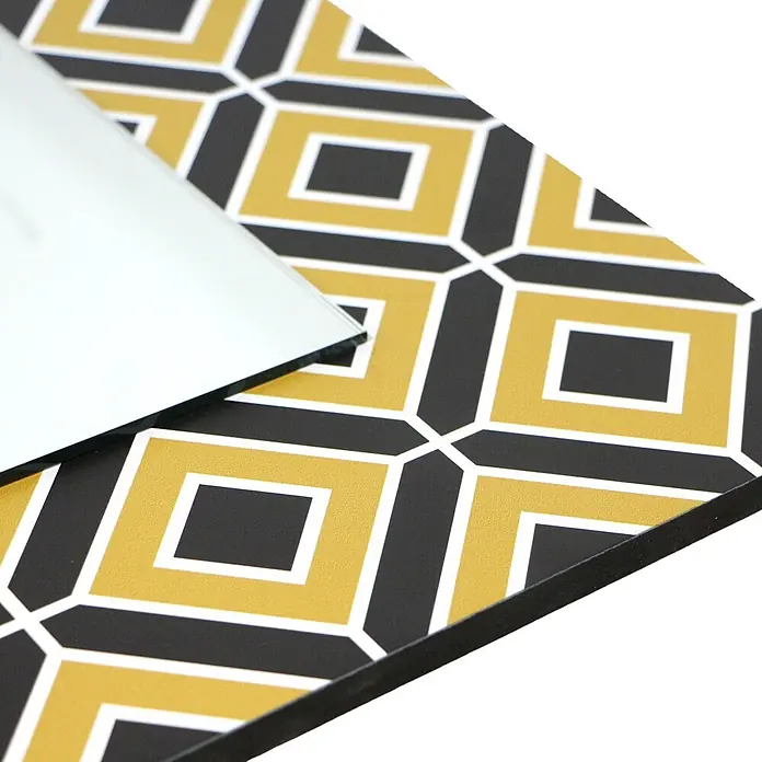 Espejo de pared Retro - 60 x 60 cm, Amarillo/Negro - Espejo con patrón geométrico en oro, negro y blanco. Muestra su superficie reflectante y el borde decorativo.