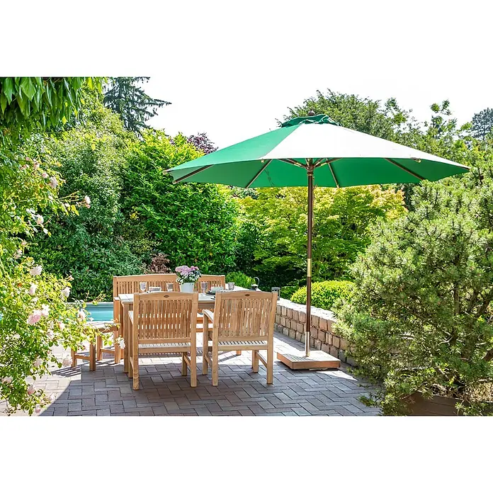 Kai Wiechmann Marktschirm Sunshine 350 cm Dunkelgrün - Grün|Dunkelgrün - Hölzerne Gartenmöbelgruppe mit Tisch und Stühlen, beschattet von einem grün-weißen Sonnenschirm, auf einer Terrasse im Garten.
