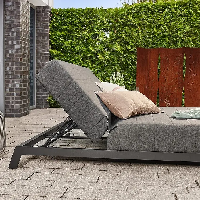 Home Deluxe Gartenliege VALENCIA - Grau, Sonstiges - Graue Outdoor-Liege mit verstellbarer Rückenlehne und Kissen auf einer Terrasse.
