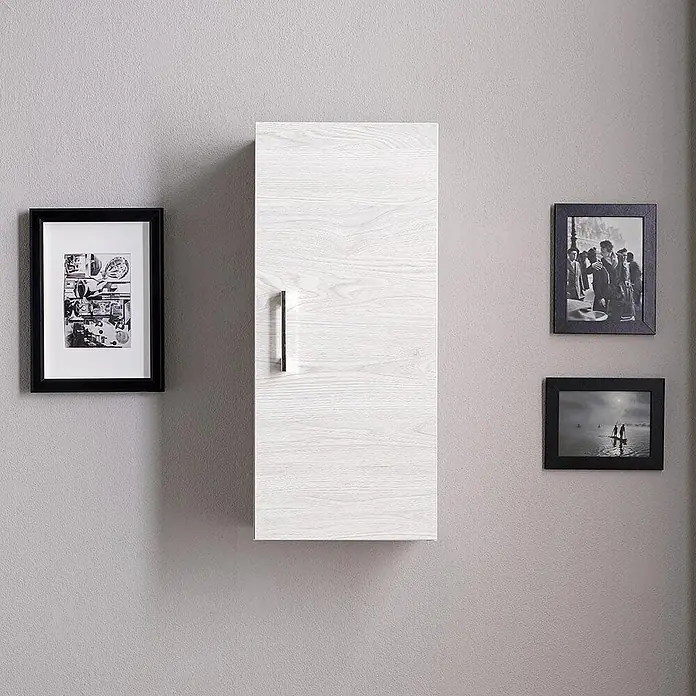 Kiamami Valentina Badmöbel-Set - Helles Holz - Wandhängender weißer Schrank mit Holzmaserung und silbernem Griff.