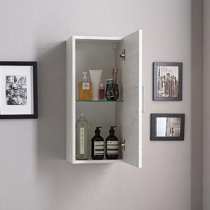 Kiamami Valentina Badmöbel-Set - Helles Holz - Weißer Wandschrank mit offener Tür in Holzoptik und Glasablage, in dem Badezimmerartikel aufbewahrt werden.