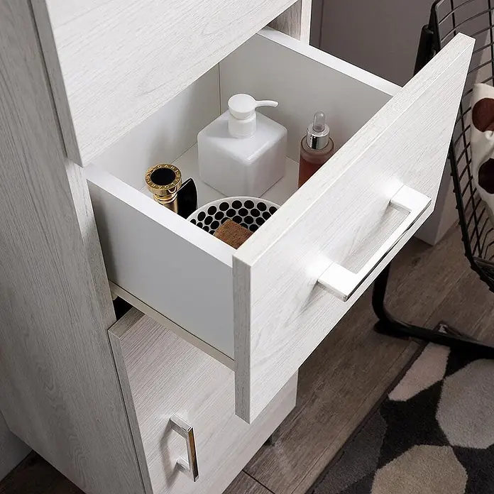 Kiamami Valentina Badmöbel-Set - Helles Holz - Geöffnete Schublade eines hellen Schranks mit Holzmaserung, die Toilettenartikel zeigt. Mit silbernem Griff.