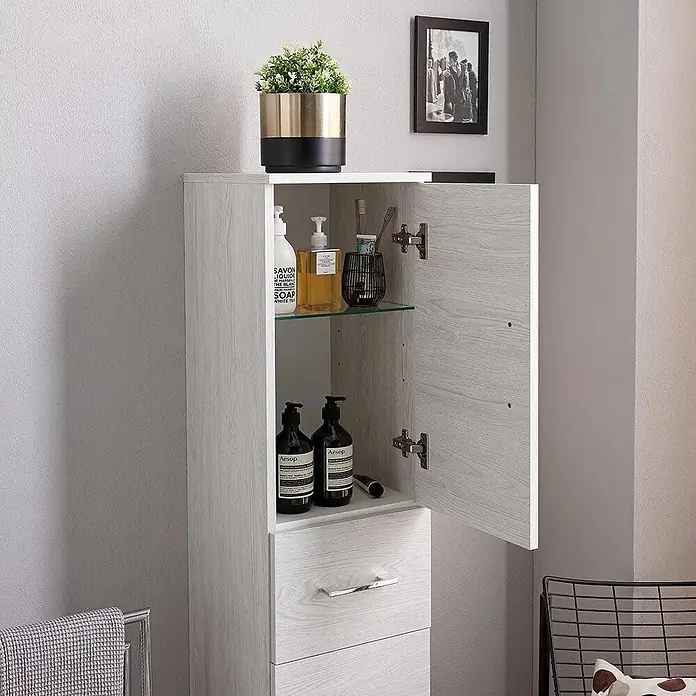 Kiamami Valentina Badmöbel-Set - Helles Holz - Heller Holz-Badezimmerschrank mit offener Tür und Schubladen, zeigt Pflegeprodukte.