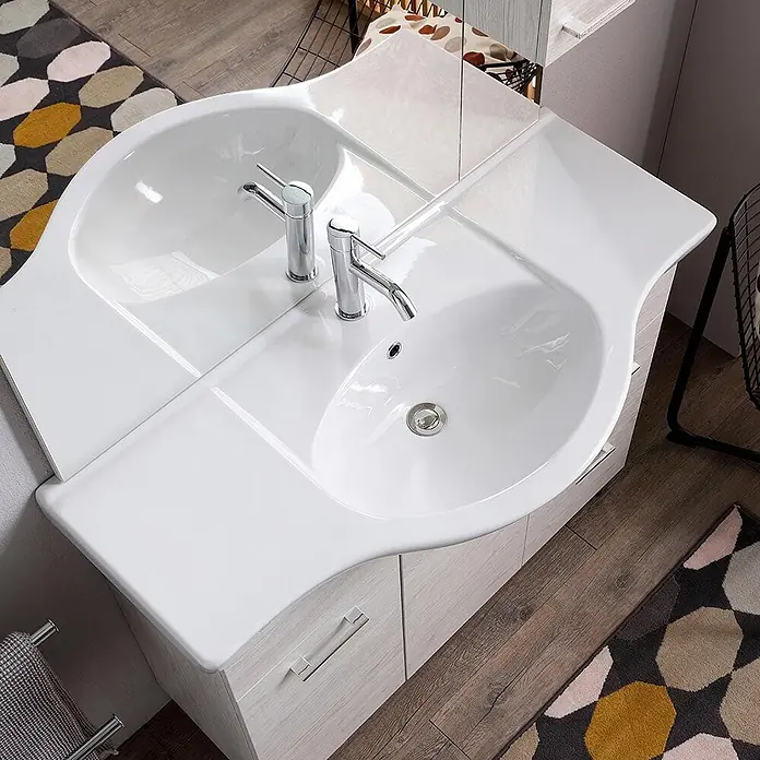 Kiamami Valentina Badmöbel-Set - Helles Holz - Weißes Keramikwaschbecken und heller Waschtischunterschrank in Holzoptik für ein modernes Badezimmer.