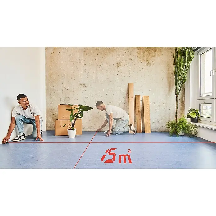 Bosch Laserentfernungsmesser Zamo - Messbereich: 0,15 - 40 m, 3 -tlg. - Zwei Männer messen mit einem Laser auf blauem Boden 15m² Fläche aus.
