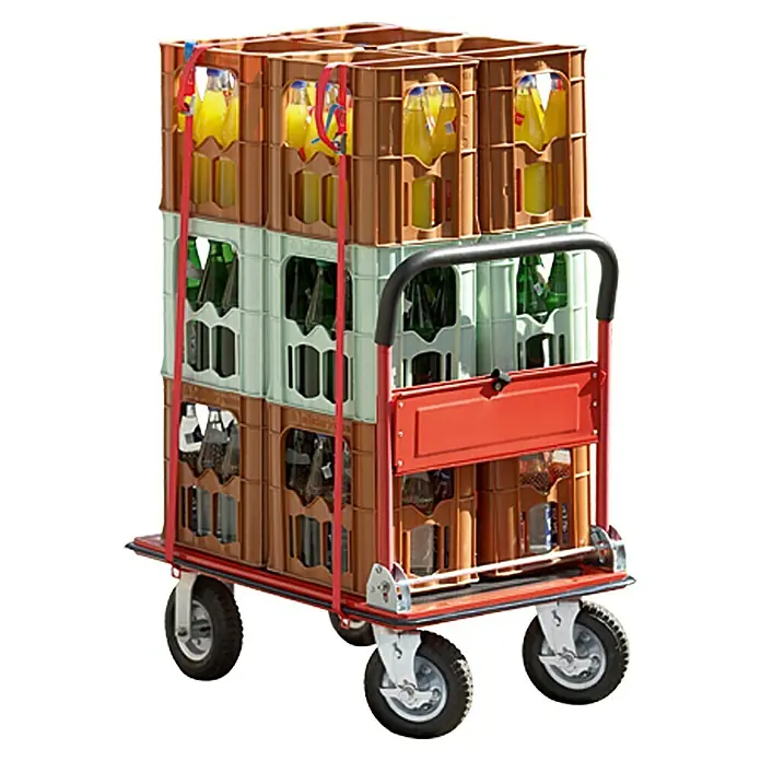 BAUHAUS Plattformwagen Cross Over - Stahl, 300 kg, Klappbar - Getränkekistenwagen mit vollen Getränkekisten, gesichert mit einem roten Gurt. Praktisch für den Transport.