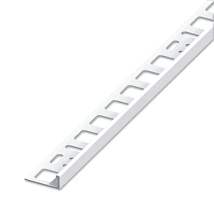 Fliesenprofil - Aluminium, Brillantweiß, 2,5 m x 8 mm, Pulverbeschichtet - Nahaufnahme eines weißen Fliesenschienenprofils mit rechteckigen Aussparungen zur Verwendung bei der Installation von Fliesen.