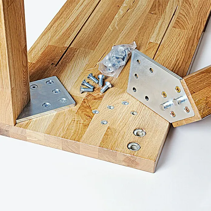 Exclusivholz Aspen Bankplatte - Eiche, 200 x 45 x 3,2 cm - Nahaufnahme einer unfertigen Eichenholzplatte mit Metallbeschlägen, Schrauben und einem Beutel mit Befestigungselementen. Ideal für Möbelbauprojekte.