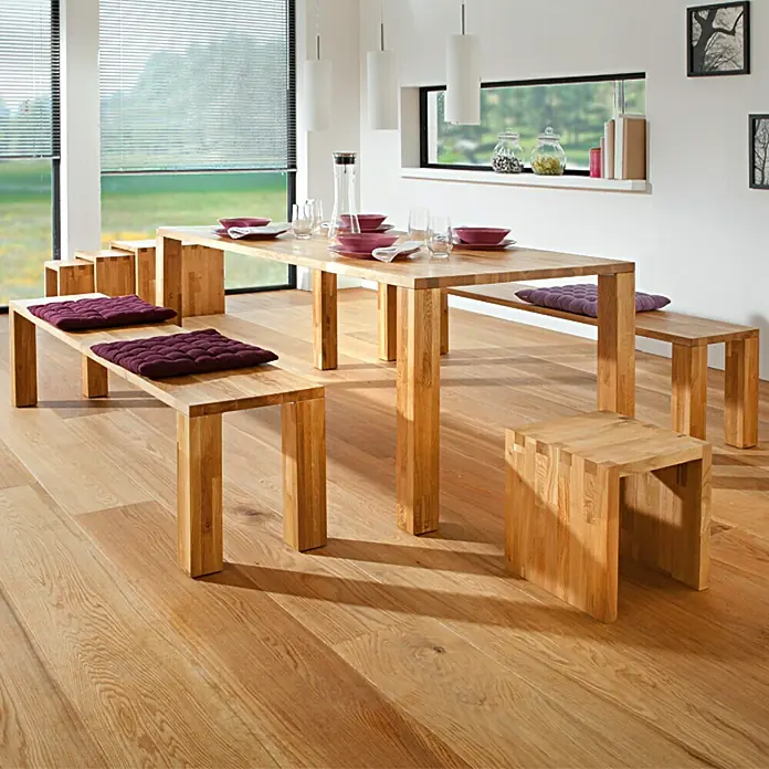 Exclusivholz Aspen Hocker - Eiche, 41,8 x 43 x 43 cm - Esszimmer mit Holztisch, Bänken und Hockern. Die Mahlzeit ist für Gäste mit violetten Tellern und Tischdecken vorbereitet.