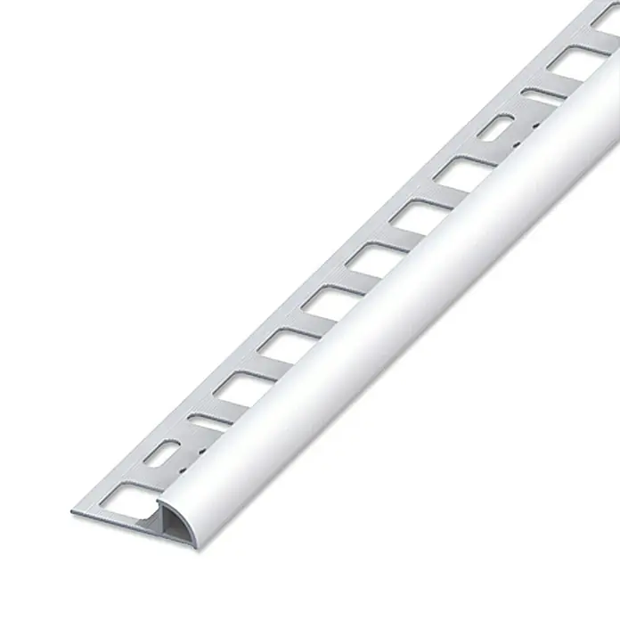 Viertelkreis-Profil - Aluminium, Silber, 2,5 m x 12,5 mm, Eloxiert - Nahaufnahme eines weißen Fliesenschienenprofils mit abgerundeter Kante und gelochter Befestigungsfläche.