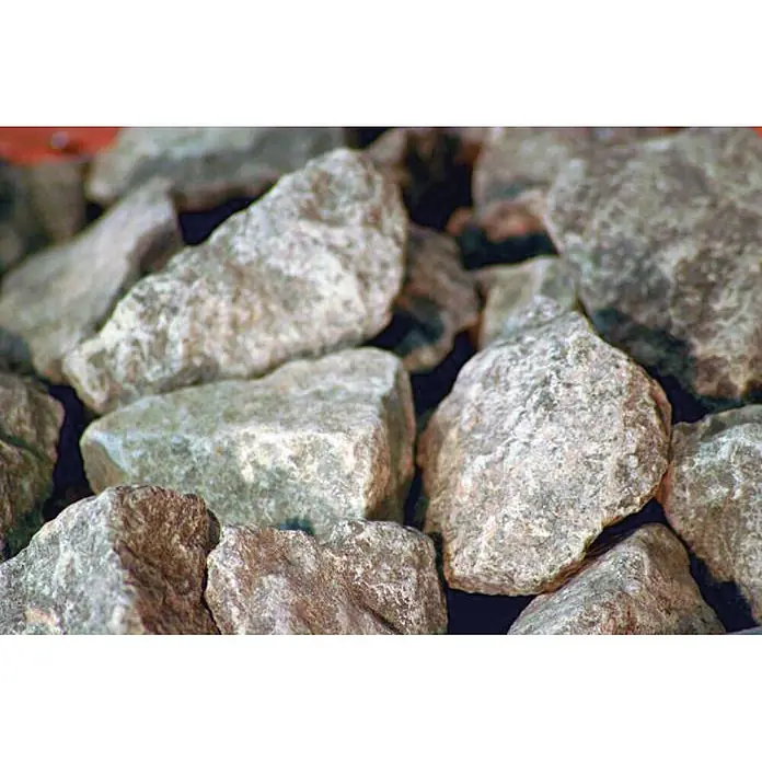 Karibu Massivholzsauna Heimdall - Elektroofen, Steuerung Ofen: Integriert, L x B x H: 537,5 x 276 x 231,5 cm - Unregelmäßig geformte, graue Natur-Saunasteine in einem Haufen.