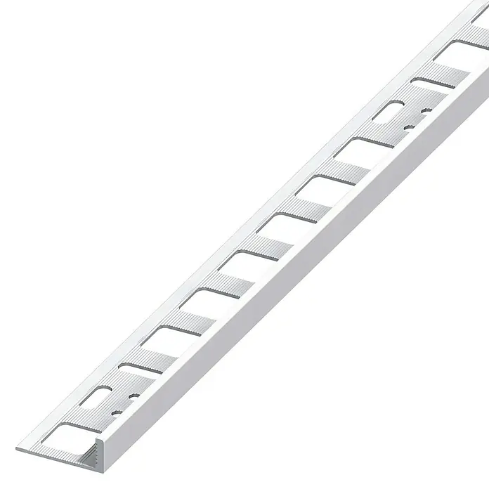 Fliesenprofil - Brillantweiß, 1 m x 6 mm - Das Bild zeigt eine weiße Fliesenschiene mit quadratischen Aussparungen, die für einen modernen und funktionalen Look sorgt. Ideal für Badezimmer und Küchen.