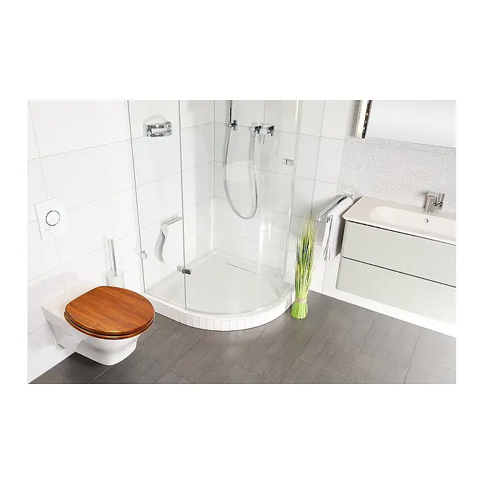 SANILO WC-Sitz Mahagoni mit Schnellverschluss - MDF, Braun, Mit Absenkautomatik - Modernes Badezimmer mit wandhängendem WC, Holz-Sitz, Glasdusche und hellgrauem Waschtisch.