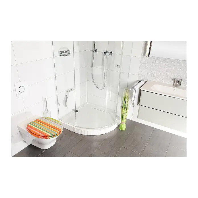 SANILO WC-Sitz Starstripes mit Schnellverschluss - MDF, Multicolor, Mit Absenkautomatik - Bunter gestreifter WC-Sitz auf einer weißen wandhängenden Toilette in einem modernen Bad.