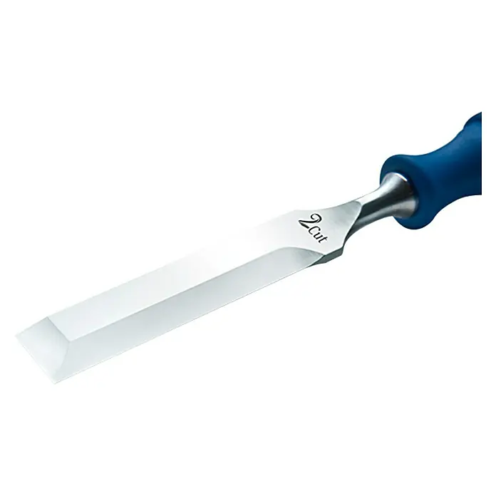 Kirschen Universalbeitel 2-Cut - 2 Schneiden - Nahaufnahme eines Stechbeitels mit blauem Griff und scharfer Schneide, ideal für präzise Holzarbeiten und Handwerksprojekte.