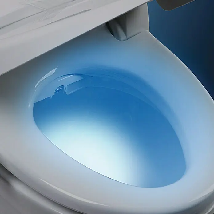 Dusch-WC-Sitz NB09D - Kunststoff, Weiß, Mit Absenkautomatik - Nahaufnahme einer Toilette mit blauem Licht im Inneren, die ein modernes und hygienisches Badezimmerdesign hervorhebt.