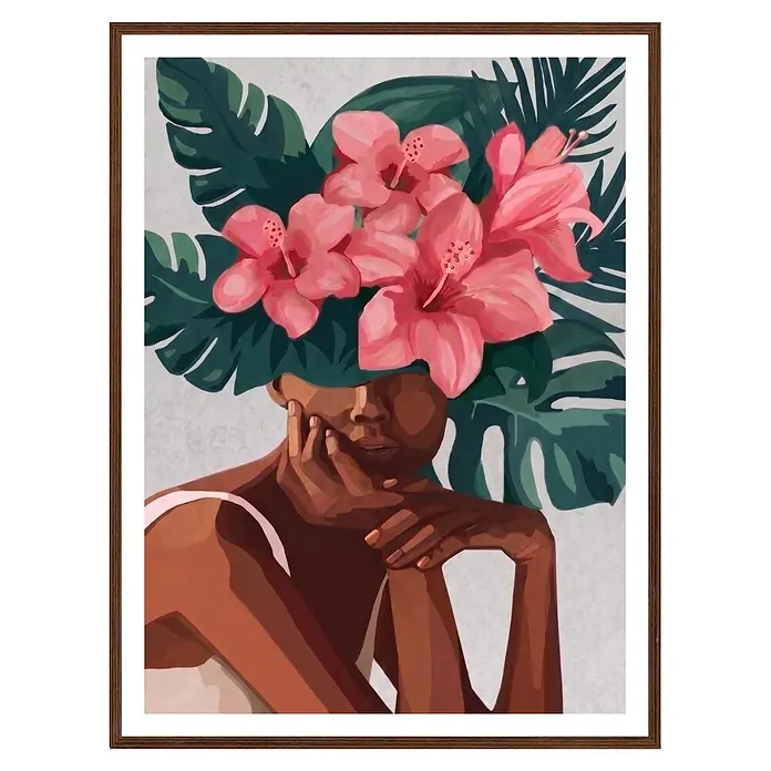 Cuadro Mujer con pamela flor - Mujer con pamela flor, An x Al: 30 x 40 cm, 1 pzs. - Lámina enmarcada con un retrato abstracto de una mujer de piel oscura y tocado floral tropical, con un marco de madera marrón oscuro.