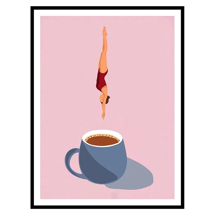 Cuadro Café taza azul - Café taza azul, An x Al: 30 x 40 cm, 1 pzs. - Ilustración de una mujer en traje de baño rojo zambulléndose de cabeza en una taza de café azul llena de café sobre fondo rosa.