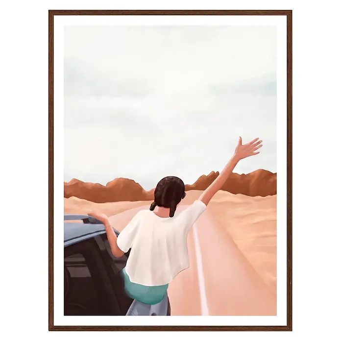Cuadro Mujer con coche - Mujer con coche, An x Al: 30 x 40 cm, 1 pzs. - Obra enmarcada en madera marrón: Una persona con los brazos levantados disfruta de un viaje por el desierto desde un coche.
