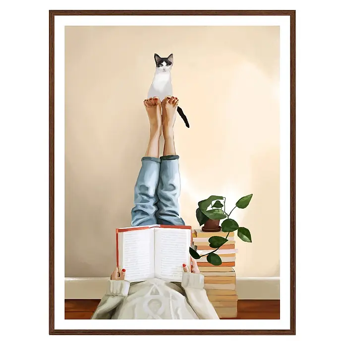 Cuadro Libro gato B - Libro gato, An x Al: 30 x 40 cm, 1 pzs. - Cuadro enmarcado de una persona leyendo con un gato en los pies levantados, rodeada de libros y una planta. Marco de madera marrón.