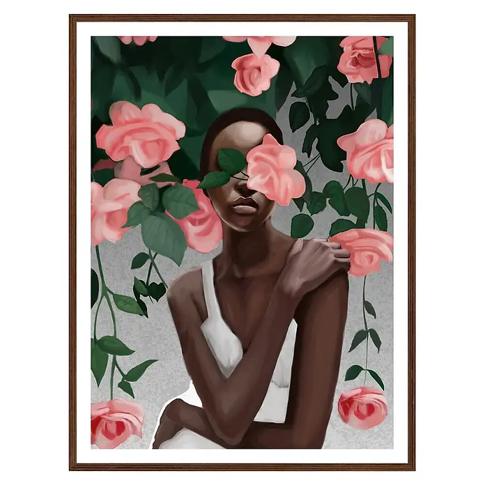 Cuadro Mujer con flores - Mujer con flores, An x Al: 30 x 40 cm, 1 pzs. - Lámina enmarcada con pintura de una mujer de piel oscura, rosas rosadas y hojas verdes, en un marco de madera marrón.