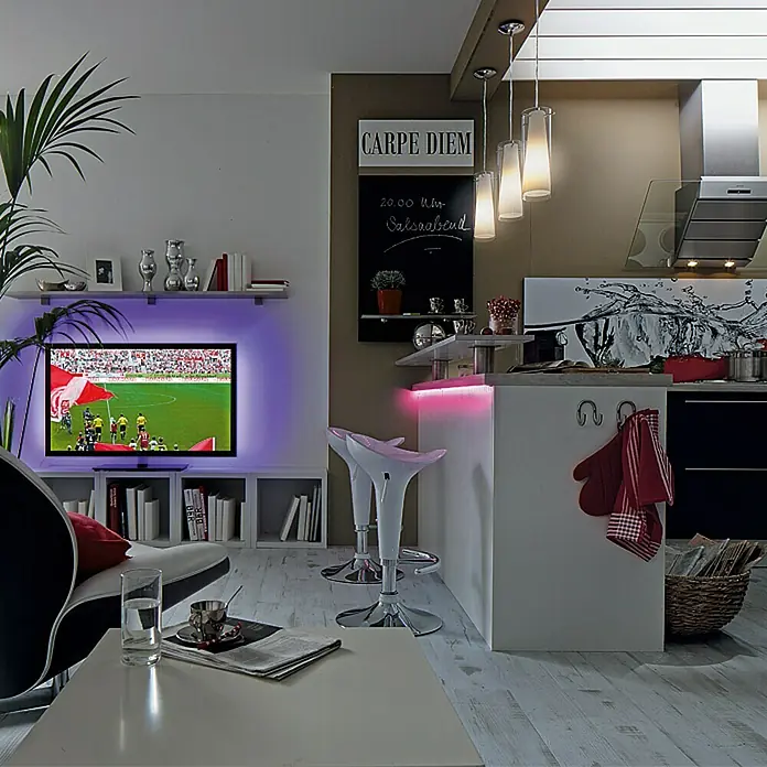 Tween Light Lichtleiste 4er Set - Länge: 160 cm, Lichtfarbe: Mehrfarbig, 0,15 W, Anzahl Leuchtmittel: 60 Stk. - Ein stilvolles Wohnzimmer mit einem modernen Bartisch mit LED-Beleuchtung, eleganten Barhockern und einer gemütlichen Atmosphäre.