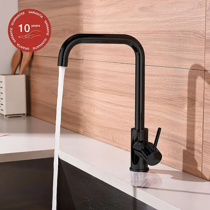 Poalgi Spültischarmatur Comfort - Kristallschwarz, Glänzend - Moderne schwarze Küchenarmatur mit quadratischem Auslauf, die Wasser in ein Spülbecken leitet. Mit modernem Einhebelmischer.