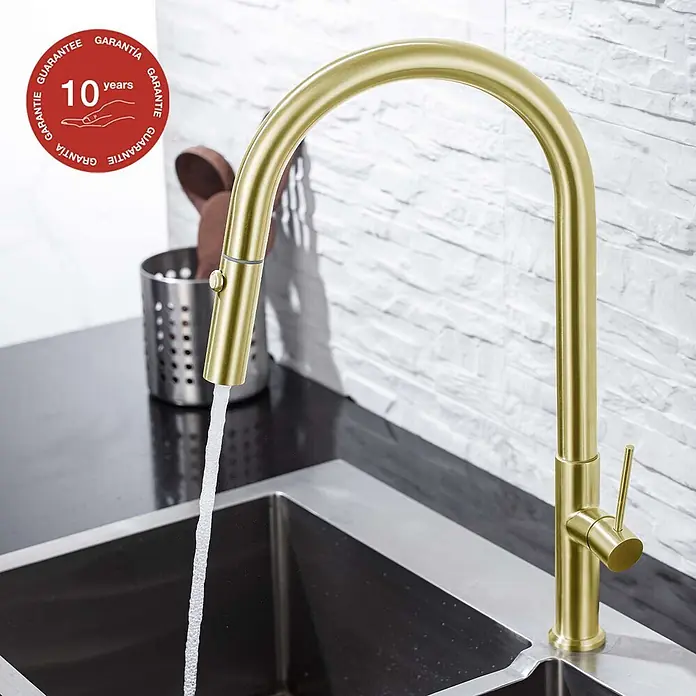 Poalgi Spültischarmatur Space - Goldfarben, Seidenmatt - Gebürstete goldene Küchenarmatur mit Ausziehbrause, die Wasser in ein Doppelspülbecken gießt.