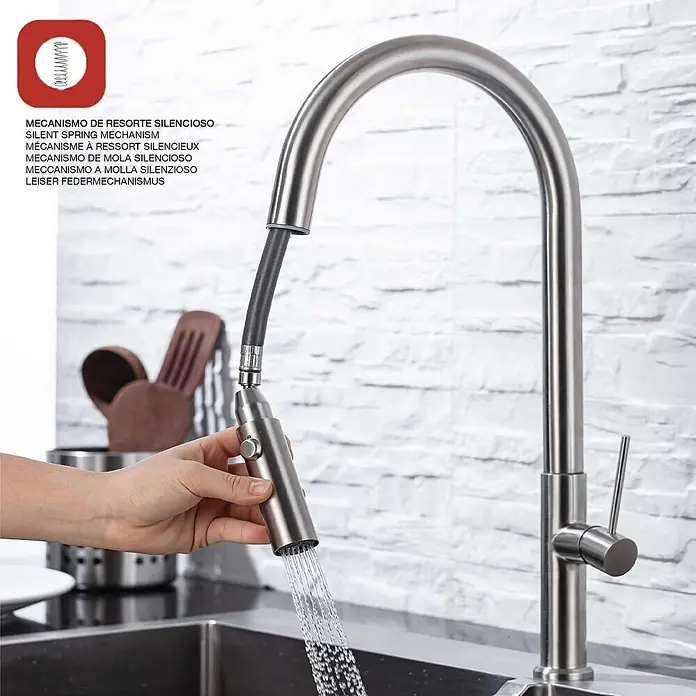 Poalgi Spültischarmatur Space - Nickel, Seidenmatt - Edelstahl-Küchenarmatur mit herausziehbarer Brause und leisem Federmechanismus, Wasser spritzt in die Spüle.