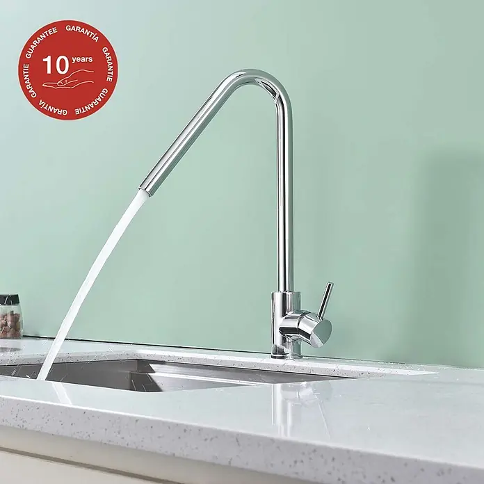 Poalgi Spültischarmatur Talent - Verchromt, Glänzend - Verchromte Küchenarmatur mit hohem, gebogenem Auslauf, die aktiv Wasser in ein Spülbecken abgibt.
