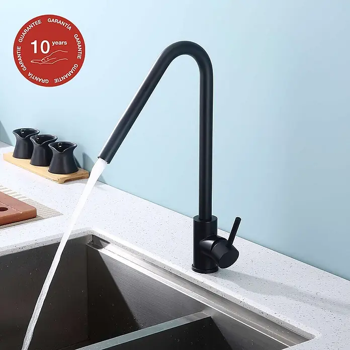 Poalgi Spültischarmatur Talent - Mattschwarz, Matt - Mattschwarze Küchenarmatur mit hohem Bogendesign, die Wasser in ein Edelstahlspülbecken abgibt.