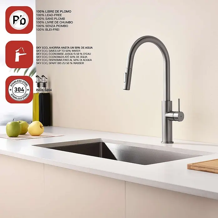 Poalgi Spültischarmatur River - Nickel, Seidenmatt - Küchenarmatur aus Edelstahl mit ausziehbarer Brause, in eine moderne Spüle eingebaut. Bleifreies und wassersparendes Design.
