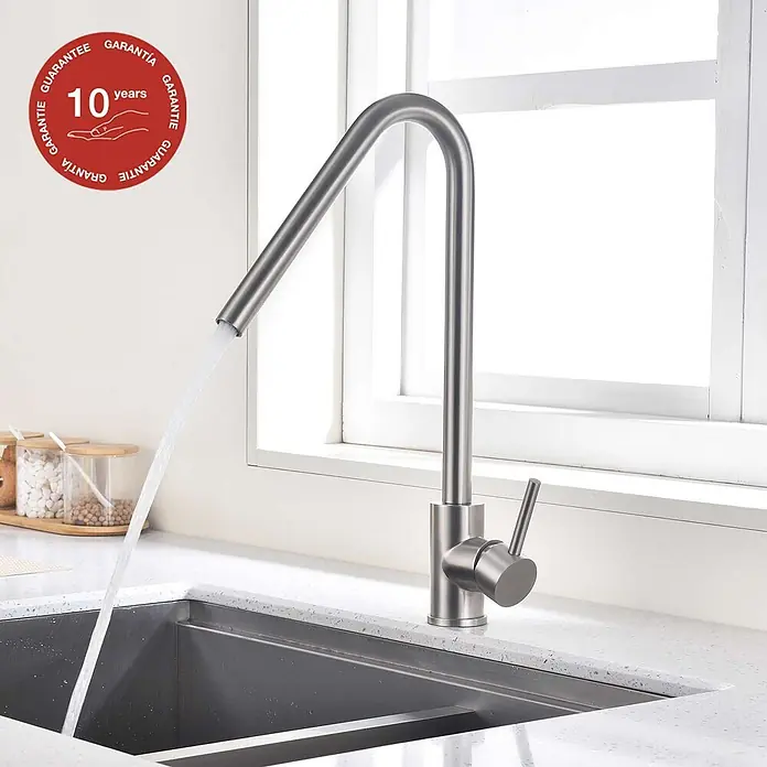 Poalgi Spültischarmatur Talent - Nickel, Seidenmatt - Küchenarmatur aus gebürstetem Edelstahl mit hohem Auslauf, die Wasser in ein Doppelspülbecken leitet.