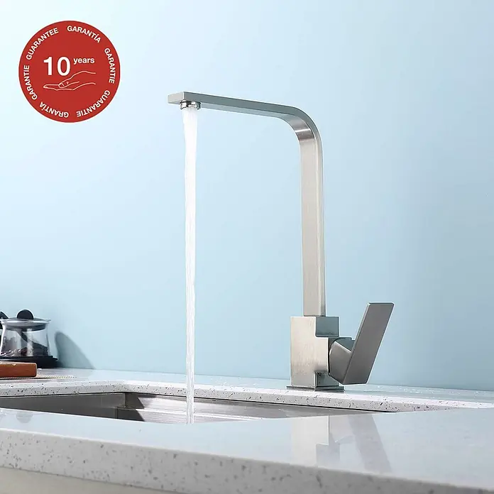 Poalgi Spültischarmatur Cross - Nickel, Seidenmatt - Moderne Küchenarmatur aus gebürstetem Edelstahl mit quadratischem Auslauf und Griff, Wasser läuft in ein Spülbecken.