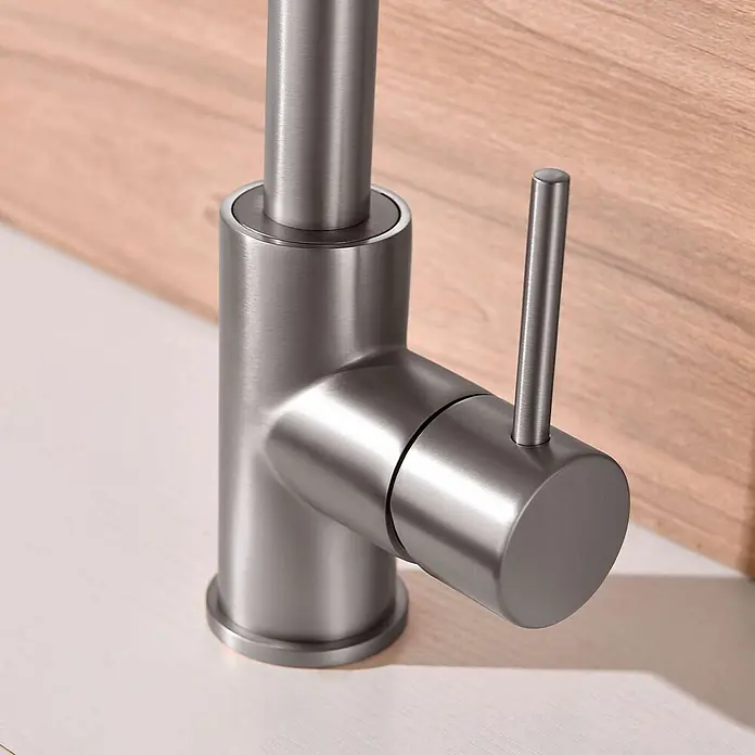 Poalgi Spültischarmatur Comfort - Nickel, Seidenmatt - Moderner Einhebelmischer aus gebürstetem Edelstahl auf heller Arbeitsplatte.