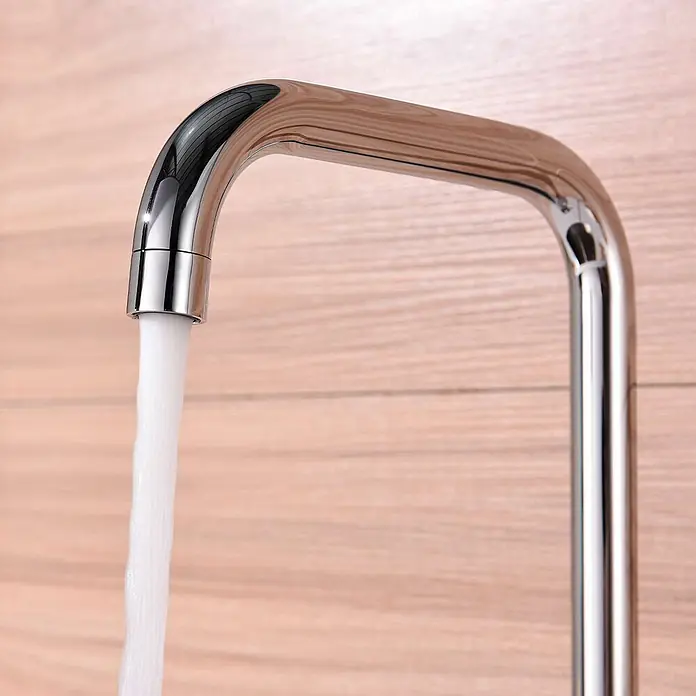 Poalgi Spültischarmatur Comfort - Verchromt, Glänzend - Chromfarbener Küchenhahn mit fließendem Wasser vor hellem Holzgrund.