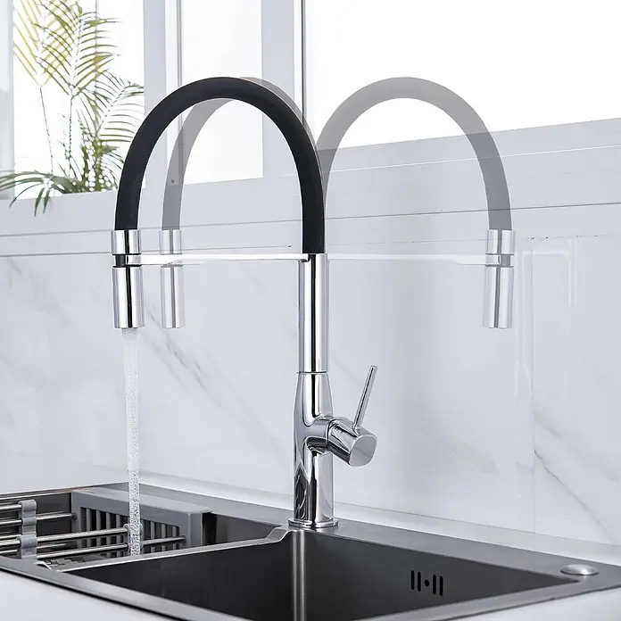 Poalgi Spültischarmatur Liberty - Verchromt, Glänzend - Verchromte Küchenarmatur mit schwarzem, flexiblem Auslauf in Spüle mit fließendem Wasser, zeigt Verstellbarkeit des Auslaufs.