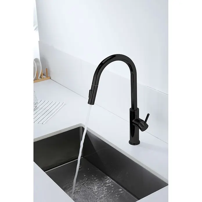Poalgi Spültischarmatur River - Kristallschwarz, Glänzend - Schwarze Schwanenhals-Küchenarmatur mit herausziehbarer Brause, die Wasser in ein dunkles Spülbecken leitet.