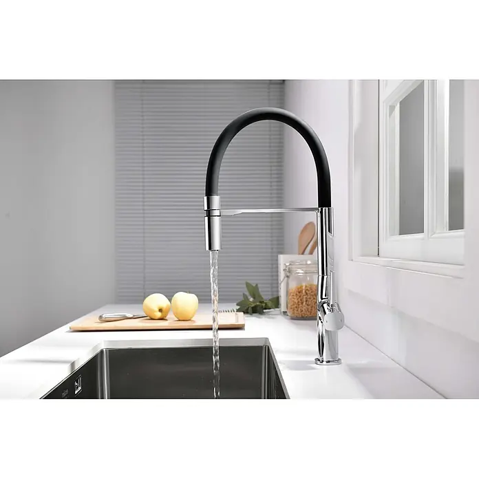 Poalgi Spültischarmatur Liberty - Verchromt, Glänzend - Schwarze flexible Küchenarmatur mit Chromdetails, die Wasser in ein Spülbecken abgibt.