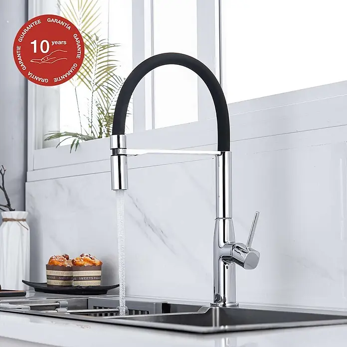 Poalgi Spültischarmatur Liberty - Verchromt, Glänzend - Moderner Chrom-Küchenhahn mit schwarzem flexiblem Auslauf und Einhebelbedienung, der Wasser in ein Spülbecken leitet. Inklusive 10 Jahre Garantie.