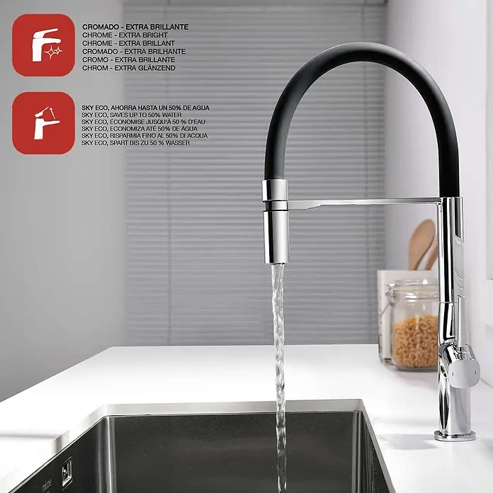 Poalgi Spültischarmatur Liberty - Verchromt, Glänzend - Verchromter Küchenwasserhahn mit schwarzem Schlauch, Wasser läuft ins Spülbecken.