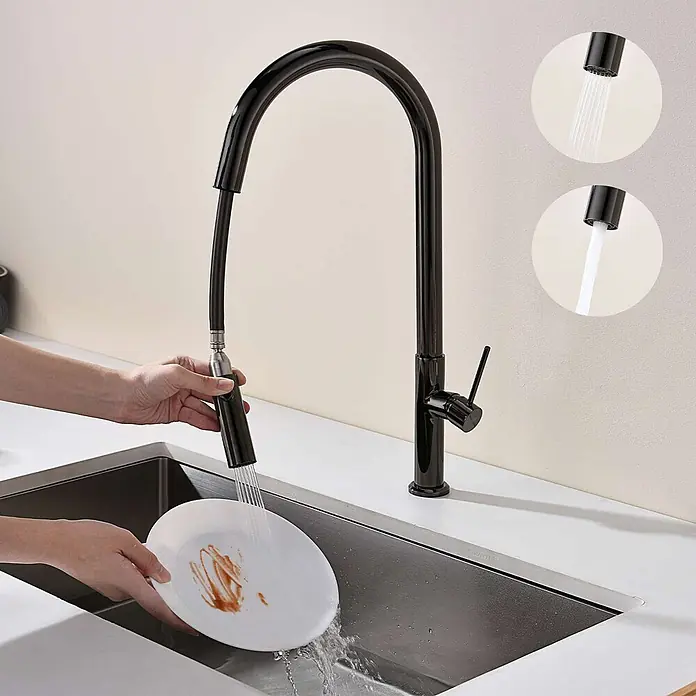 Poalgi Spültischarmatur Space - Kristallschwarz, Glänzend - Schwarze Küchenarmatur mit herausziehbarer Brause spült Teller im Spülbecken, zeigt Strahl- und Sprühfunktionen.