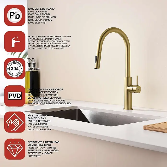 Poalgi Spültischarmatur River - Goldfarben, Seidenmatt - Ein matter goldener Küchenwasserhahn mit herausziehbarem Brausekopf, installiert in einem modernen Spülbecken.